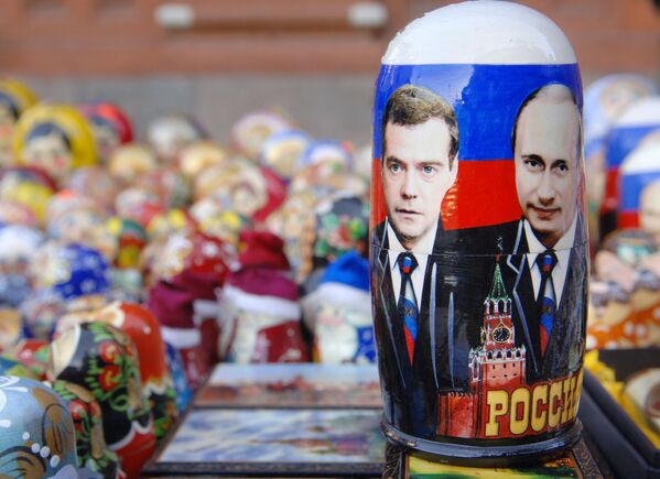 Bộ Matryoshka lưu niệm với hình ảnh các chính trị gia Vladimir Putin và Dmitry Medvedev - Sputnik Việt Nam