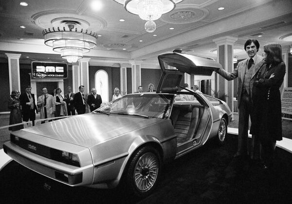 Người sáng lập công ty De Lorian, John DeLorean và vợ Cristina trong lần giới thiệu chiếc xe thể thao DeLorean DMC-12 ở New Orleans - Sputnik Việt Nam