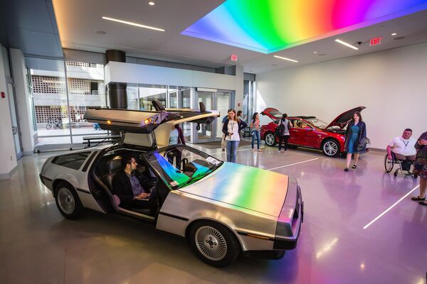 Cỗ xe DeLorean trong văn phòng hãng Google - Sputnik Việt Nam