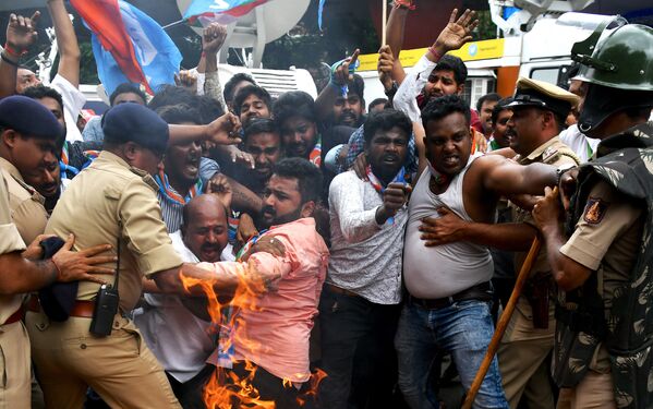 Các thành viên tham gia Đại hội Karnataka trong khi xảy ra các cuộc biểu tình ở Bangalore - Sputnik Việt Nam
