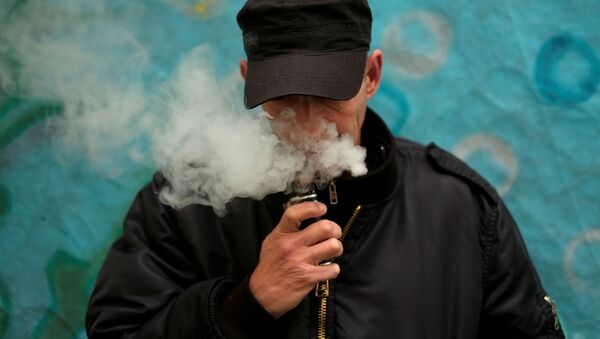Người hút thuốc lá điện tử. - Sputnik Việt Nam