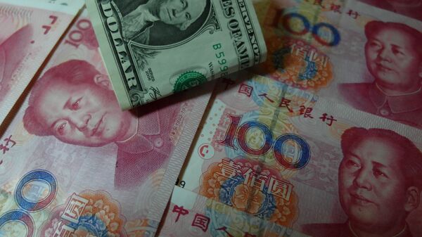 Tiền đô la Mỹ và tiền tệ nhân dân tệ của Trung Quốc - Sputnik Việt Nam