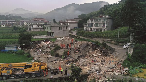 Lực lượng cứu hộ đang tìm kiếm dưới đống đổ nát của người sống sau trận động đất ở tỉnh Tứ Xuyên của Trung Quốc - Sputnik Việt Nam