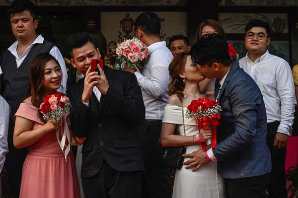 Đôi uyên ương sau lễ cưới tập thể ở Malaysia - Sputnik Việt Nam