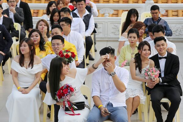 Những người tham gia lễ cưới tập thể ở Malaysia - Sputnik Việt Nam