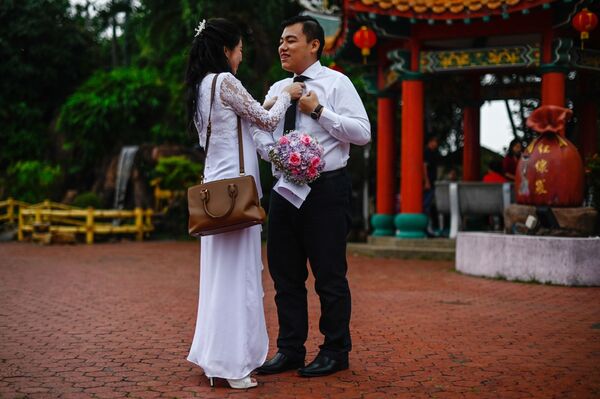 Cặp tình nhân trước khi bắt đầu lễ cưới tập thể ở Malaysia - Sputnik Việt Nam