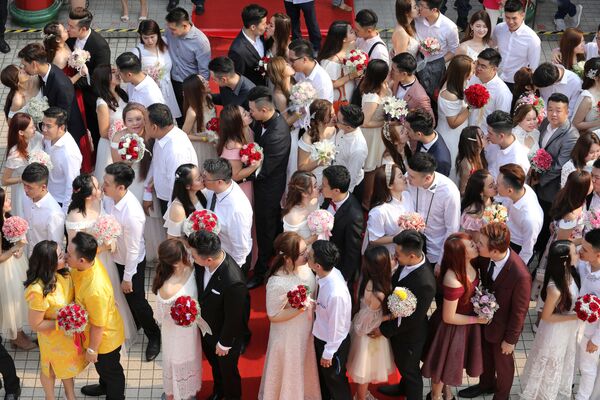 Vợ chồng tân hôn tại lễ cưới tập thể ở Malaysia - Sputnik Việt Nam