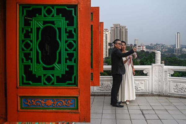 Cặp vợ chồng mới cưới chụp ảnh trong lễ cưới tập thể ở Malaysia - Sputnik Việt Nam