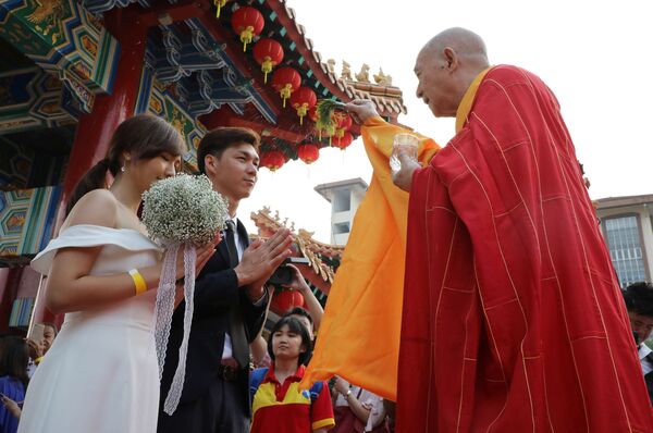 Tân lang, tân nương nhận được lời chúc phúc của giáo sĩ trong lễ cưới tập thể ở Malaysia - Sputnik Việt Nam