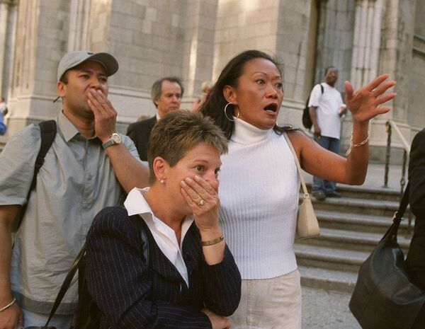 Mọi người trên đường quan sát những gì đang xảy ra trong các tòa tháp Trung tâm Thương mại Thế giới sau vụ tấn công khủng bố ngày 11 tháng 9 năm 2001 - Sputnik Việt Nam