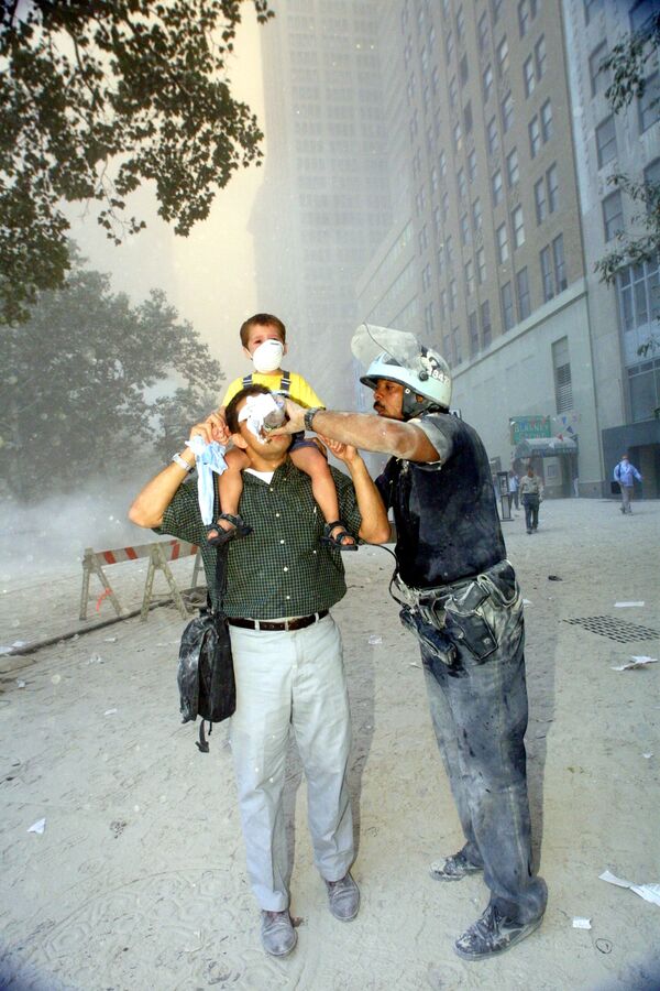 Cảnh sát giúp sơ tán người dân khỏi Trung tâm Thương mại Thế giới vào ngày 11 tháng 9 năm 2001 - Sputnik Việt Nam