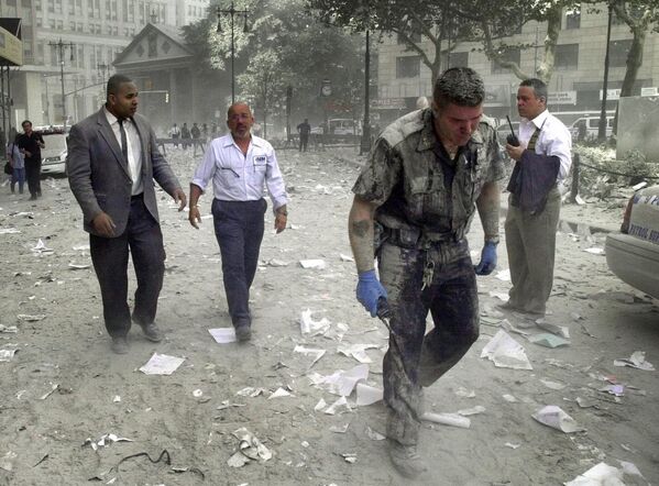 Cảnh sát tại Trung tâm Thương mại Thế giới ở New York sau ngày 11 tháng 9 năm 2001 - Sputnik Việt Nam