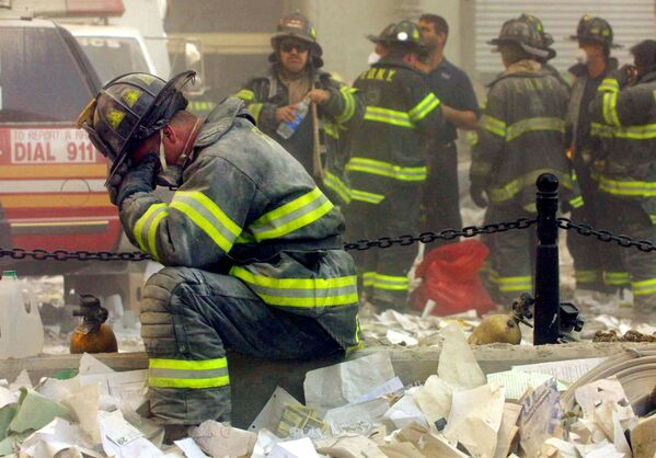 Người lính cứu hỏa bật khóc gần Trung tâm Thương mại Thế giới ở New York, đã bị tấn công vào ngày 11 tháng 9 năm 2001 - Sputnik Việt Nam