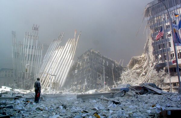 Người đàn ông trong đống đổ nát sau sự sụp đổ của tòa tháp đầu tiên của Trung tâm Thương mại Thế giới vào ngày 11 tháng 9 năm 2001 tại New York - Sputnik Việt Nam
