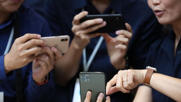 Khách tham dự xem Apple iPhone 11 Pro mới ở California - Sputnik Việt Nam