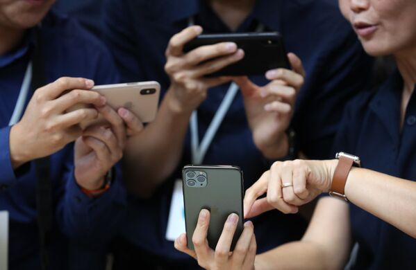 Khách tham dự xem Apple iPhone 11 Pro mới ở California - Sputnik Việt Nam