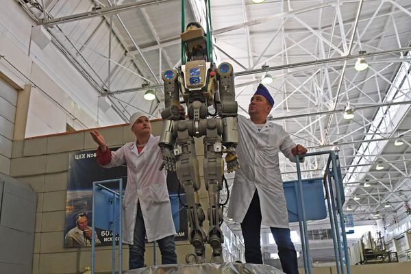 Nhân viên tập đoàn tên lửa và vũ trụ Energia ở tỉnh Moskva lấy robot Fedor từ tàu vũ trụ Soyuz MS-14 sau chuyến bay lên ISS - Sputnik Việt Nam