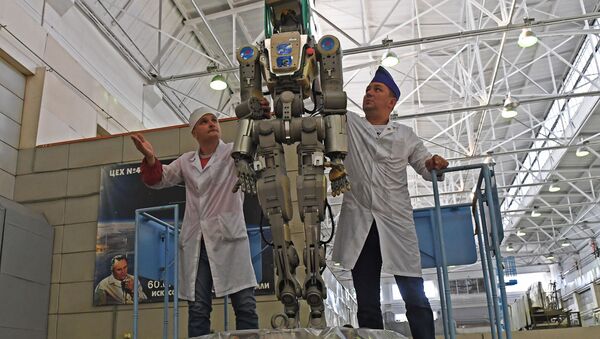 Сотрудники ракетно-космической корпорации Энергия извлекают робота Федора из спускаемого аппарата космического корабля Союз МС-14 после полета на МКС в Московской области - Sputnik Việt Nam