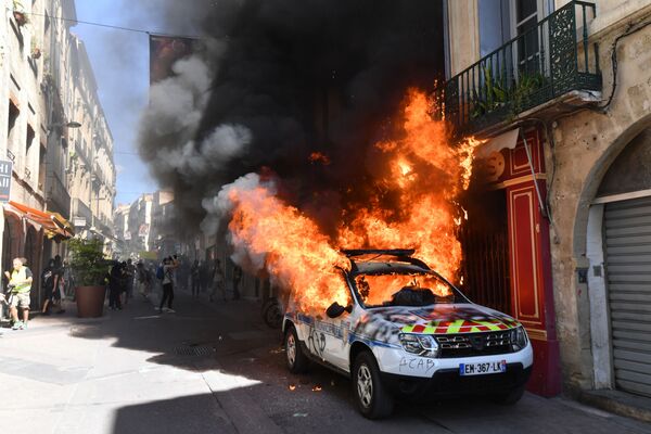 Chiếc xe cảnh sát bị những người tham gia phong trào phản kháng Áo gi lê vàng đốt cháy ở thành phố Montpellier, Pháp - Sputnik Việt Nam