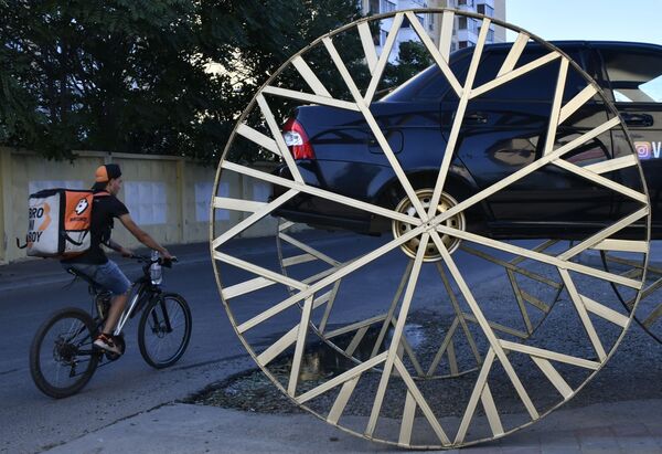 Xe LADA Priora với bánh xe hai mét trên đường phố Krasnodar - Sputnik Việt Nam