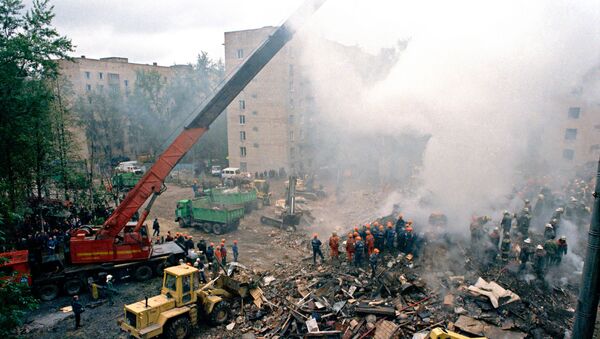 Dọn sạch đống đổ nát ngày 14 tháng 9 năm 1999 tại nơi xảy ra vụ đánh bom tòa chung cư trên đường cao tốc Kashirskoe ở Matxcơva. - Sputnik Việt Nam