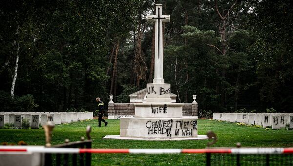Những kẻ phá hoại đã làm ô uế đài tưởng niệm Thế chiến II. - Sputnik Việt Nam