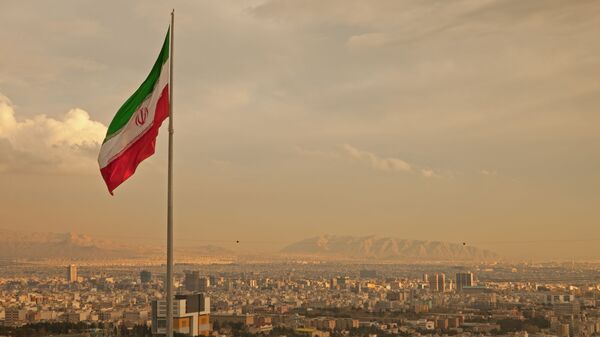 Cờ Iran trên nền thành phố - Sputnik Việt Nam