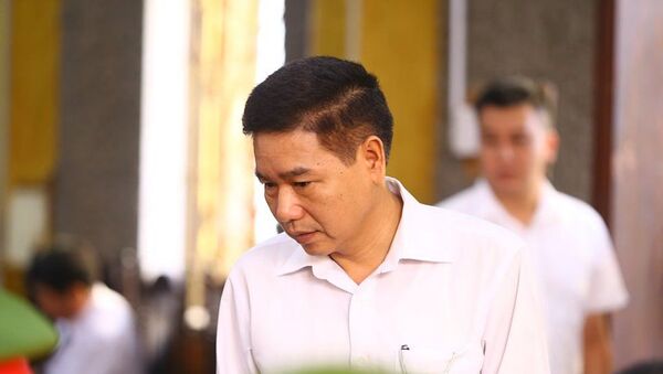 Bị cáo Trần Xuân Yến - cựu Phó Giám đốc Sở GDĐT tỉnh Sơn La đến tòa. - Sputnik Việt Nam
