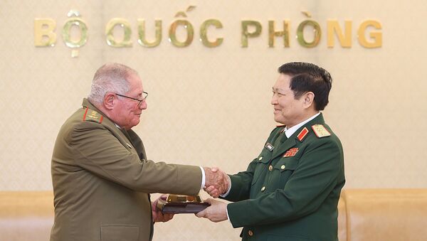 Đại tướng Ngô Xuân Lịch tặng quà lưu niệm cho Thượng tướng Álvaro López Miera. - Sputnik Việt Nam