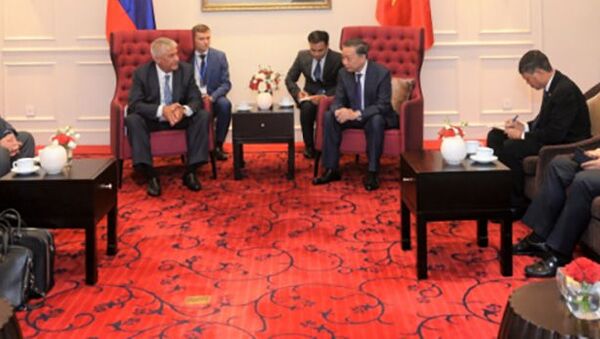 Bộ trưởng Bộ Nội vụ Nga Vladimir Kolokoltsev và Bộ trưởng Bộ Công an Việt Nam To Lam trong một cuộc họp - Sputnik Việt Nam