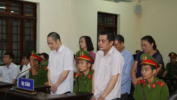 Bị cáo Nguyễn Thanh Hoài và bị cáo Vũ Trọng Lương (hàng trên) và các bị cáo tại phiên tòa. - Sputnik Việt Nam