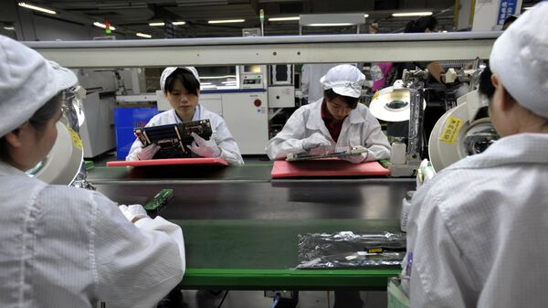 Công nhân Trung Quốc lắp ráp linh kiện điện tử trong nhà máy thuộc công ty khổng lồ Foxconn của Đài Loan tại Thâm Quyến, Trung Quốc - Sputnik Việt Nam