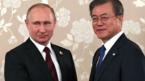 Tổng thống Nga Vladimir Putin và Tổng thống Hàn Quốc Moon Jae-Ying trong cuộc họp bên lề Hội nghị thượng đỉnh G20 tại Osaka, Nhật Bản - Sputnik Việt Nam