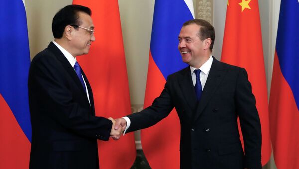 Thủ tướng Dmitry Medvedev và Thủ tướng Hội đồng Nhà nước Trung Quốc Li Keqiang trong một cuộc họp - Sputnik Việt Nam
