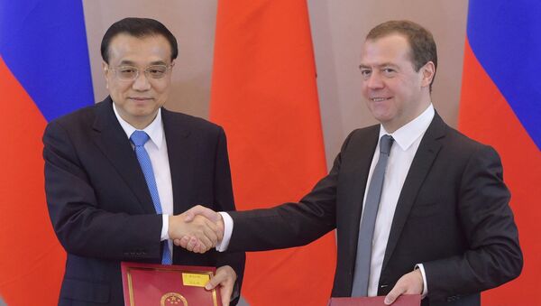 Thủ tướng Trung Quốc Li Keqiang và Thủ tướng Dmitry Medvedev tại lễ ký kết cuộc họp thường kỳ lần thứ 21 của người đứng đầu chính phủ Nga và Trung Quốc tại St. - Sputnik Việt Nam