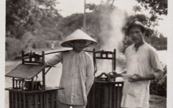 Người bán hàng rong với bún bò Huế - Sputnik Việt Nam