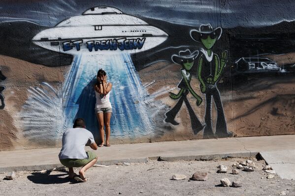 Cô gái chụp ảnh trước bức tranh graffiti với UFO ở Hiko, Nevada. - Sputnik Việt Nam