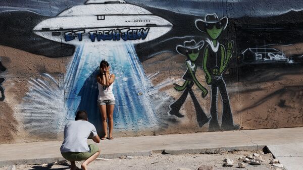 Девушка фотографируется перед граффити с НЛО в городе Хико, штат Невада - Sputnik Việt Nam