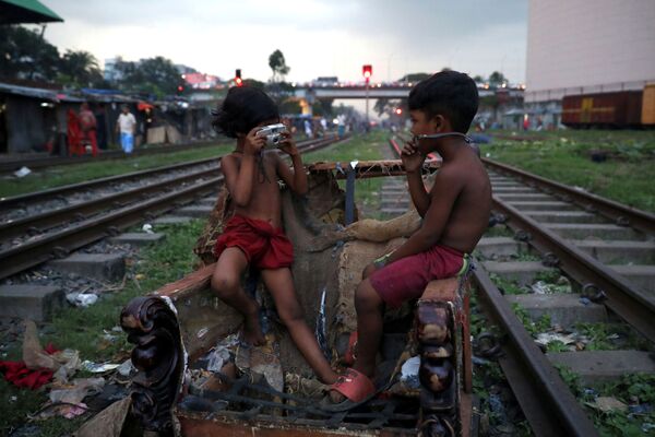 Trẻ em chơi với chiếc máy ảnh bị hỏng ở thủ đô Dhaka, Bangladesh - Sputnik Việt Nam