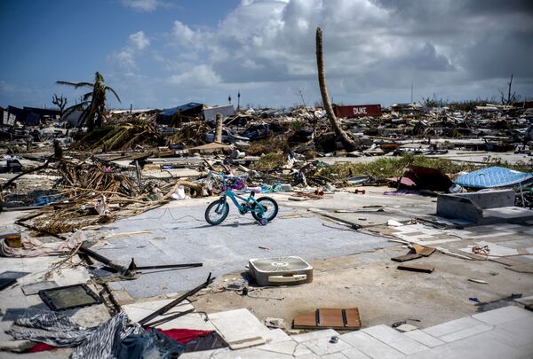 Xe đạp của trẻ em trên đống đổ nát ở ngôi nhà bị phá hủy sau cơn bão Dorian ở Abaco, Bahamas - Sputnik Việt Nam