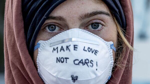Активистка в маске протестует против проведения во Франкфурте автомобильной выставки IIA Auto Show - Sputnik Việt Nam