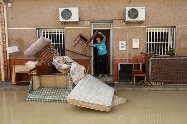 Người đàn ông ném đồ đạc bị hư hỏng do lũ lụt vì những cơn mưa lớn, Almoradi, Tây Ban Nha - Sputnik Việt Nam