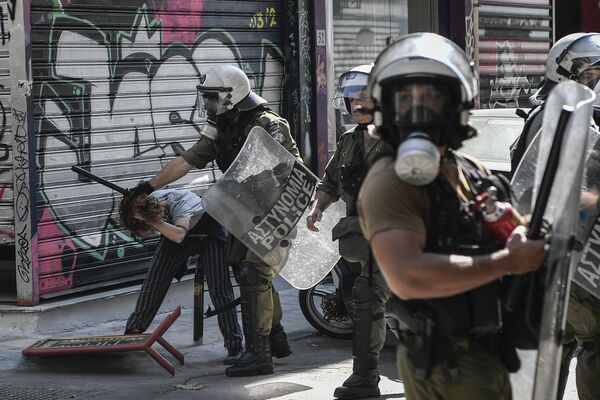 Cảnh sát bắt giữ người biểu tình ở Athens chống lại cuộc tấn công của cảnh sát trong khu vực người di cư - Sputnik Việt Nam