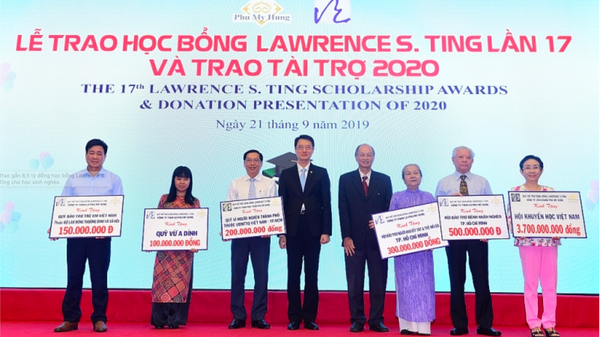 Đại diện Quỹ Lawrence S. Ting và Công ty Phú Mỹ Hưng trao tặng tài trợ năm 2020 cho các Quỹ, các Hội từ thiện, các Hội khuyến học. - Sputnik Việt Nam
