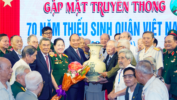 Thủ tướng tặng quà cho Ban liên lạc Thiếu sinh quân Việt Nam. - Sputnik Việt Nam
