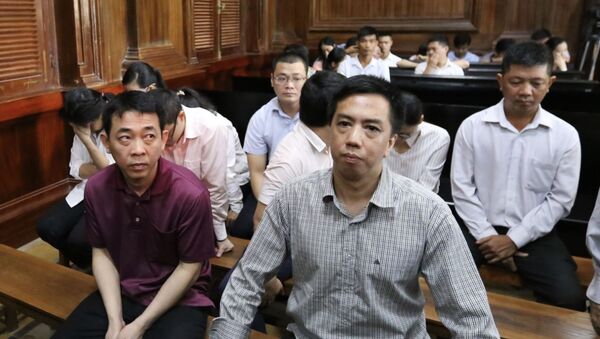  Bị cáo Nguyễn Minh Hùng (trái) và bị cáo Võ Mạnh Cường tại phiên xét xử.  - Sputnik Việt Nam