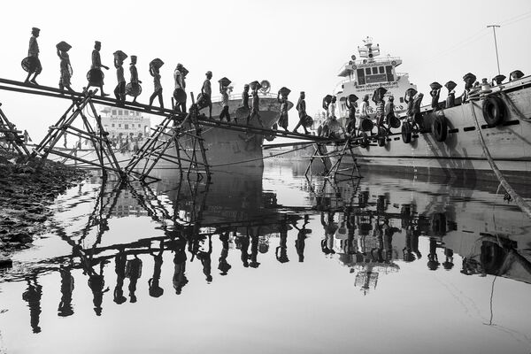 Bức ảnh Line of Daily Labor của nhiếp ảnh gia M Yousuf Tushar, lọt chung kết cuộc thi Environmental Photographer of the Year 2019 - Sputnik Việt Nam