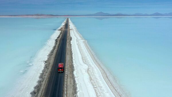 Ảnh chụp từ trên cao: Xe tải trên con đường giữa đồng bằng muối ở Uyuni, Bolivia - Sputnik Việt Nam