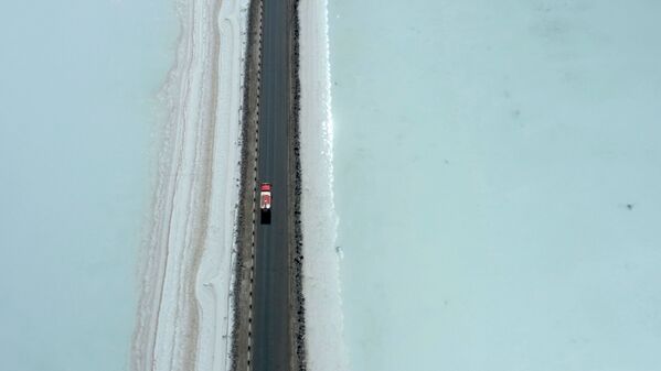 Ảnh chụp từ trên cao: Chiếc xe tải trên con đường băng qua khu vực phía nam ngập lụt của mỏ muối Uyuni ở Bolivia - Sputnik Việt Nam