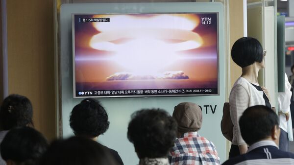 Mọi người xem tin tức trên truyền hình về vụ thử hạt nhân ở Bắc Triều Tiên - Sputnik Việt Nam